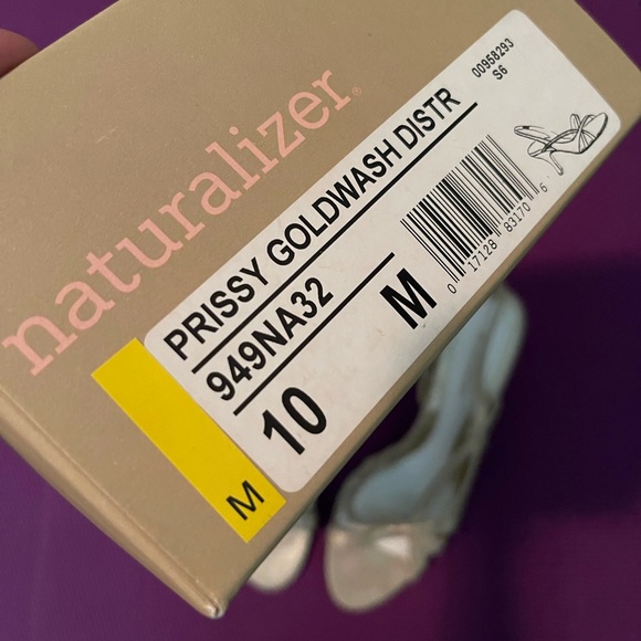 Exquisite, distressed gold 'Prissy' slingbacks by Naturalizer - Picture 9 of 9